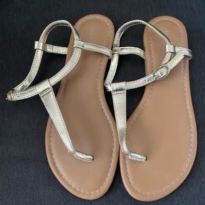 Old Navy sandals *like new* -gold size 7